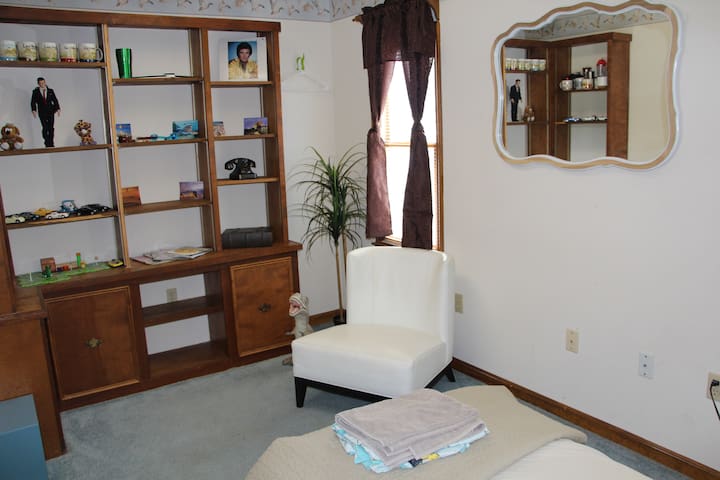 Cute private room, 2 blocks to the beach!