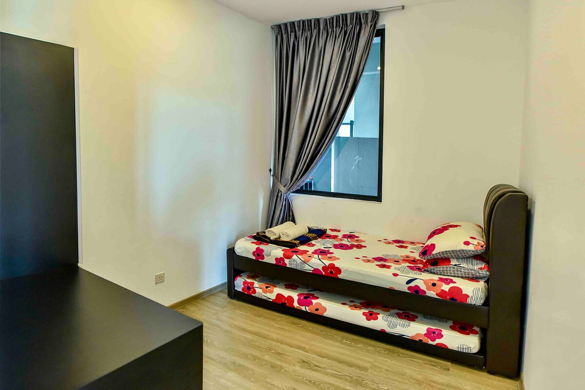 Se proporciona una cama individual con mantas en nuestra pequeña habitación, que puede alojar a 2 personas cómodamente durante la estancia. 