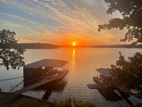 Grand Lake Opulence: Luxe Waterfront Retreat