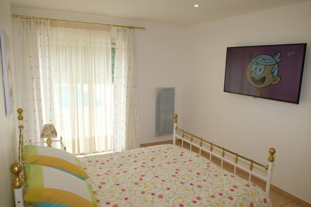 1 lit 160x200, 1 TV écran plat 140cm