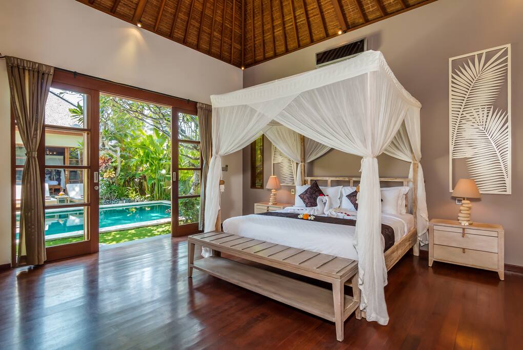 Bedroom 1 with king size bed and mosquitoes net