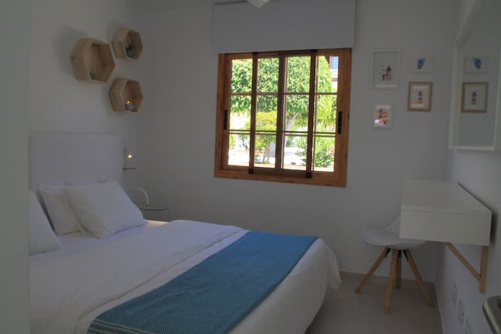 宽敞的卧室，配备2米宽双人床和宽敞的壁橱