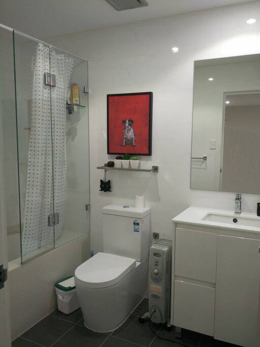 Clean & refreshing bathroom
乾淨的衛浴