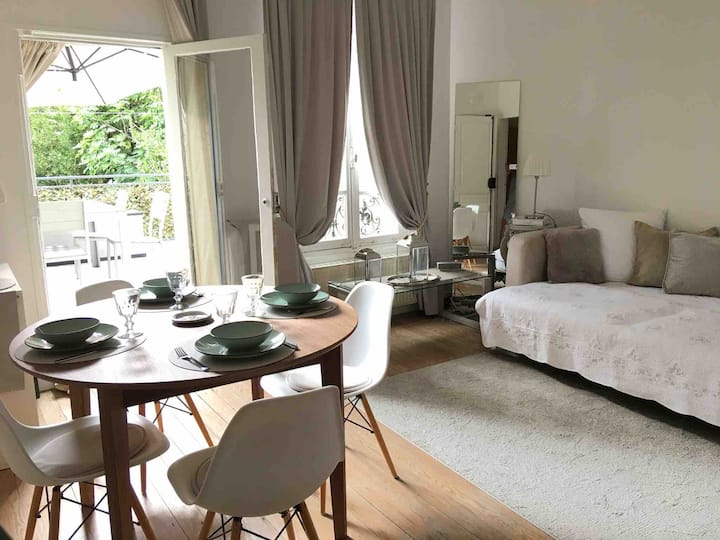 South facing, two rooms and terrace 10 min Paris