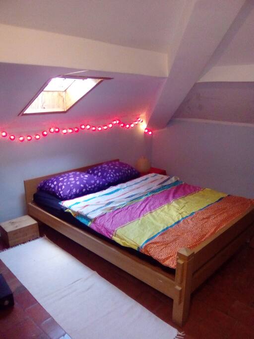 Spazio notte con letto e armadio
