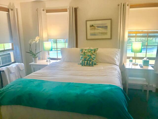 Great location as well as  comfortable and quiet! Welcoming atmosphere!