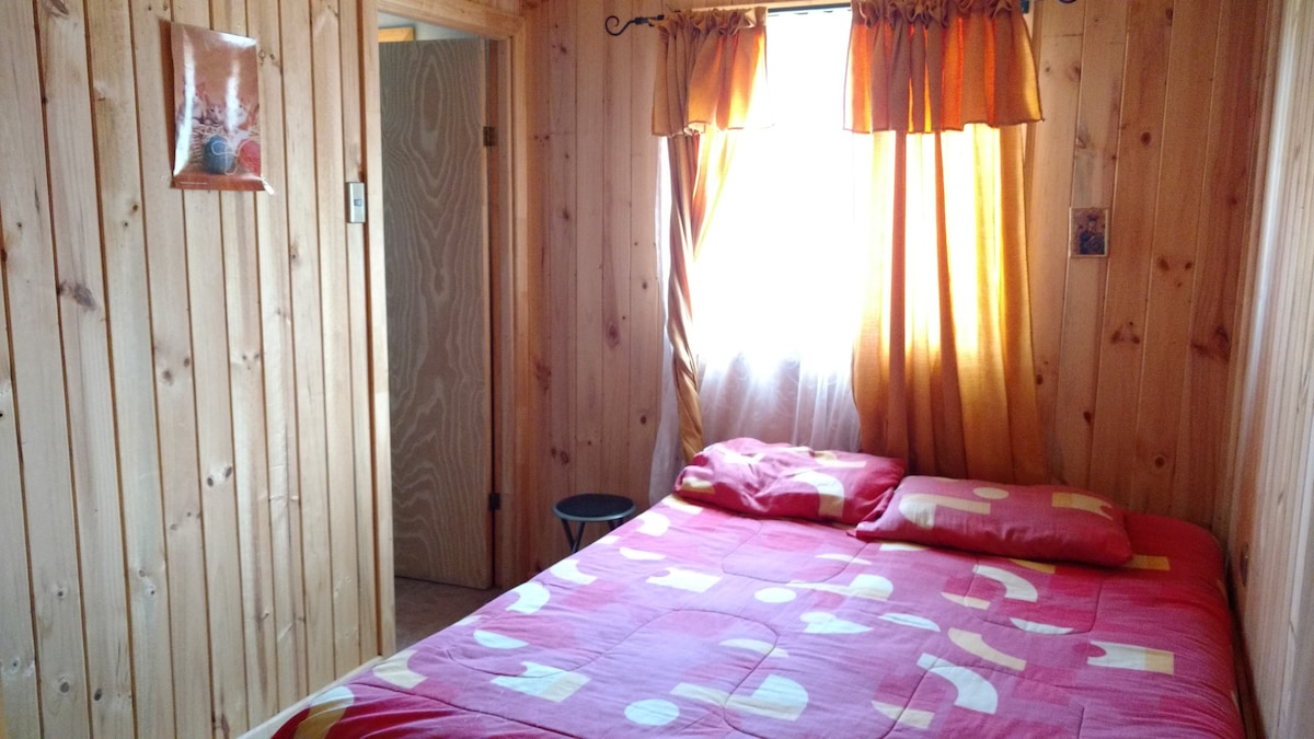 أول غرفة نوم مزدوجة مع حمام داخلي وسرير مزدوج وتلفزيون مع قنوات فضائية.