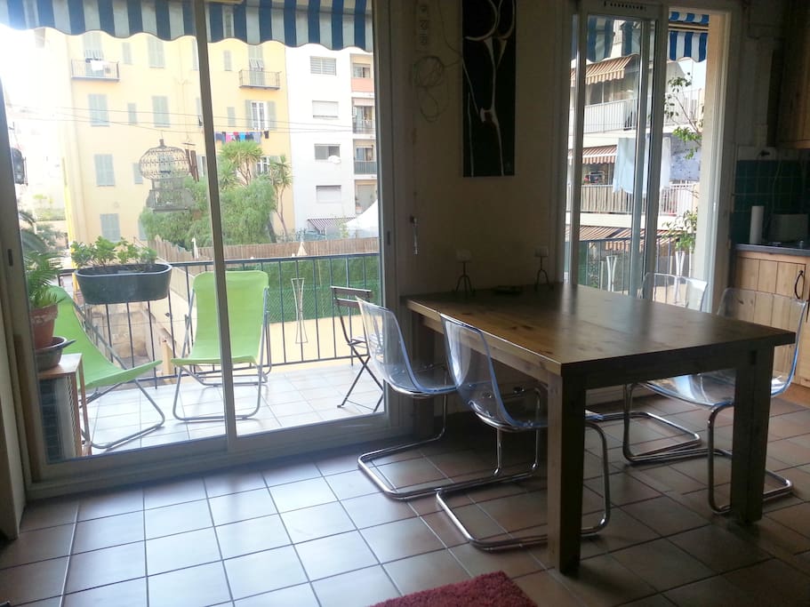 Salon salle à manger donnant sur la terrasse