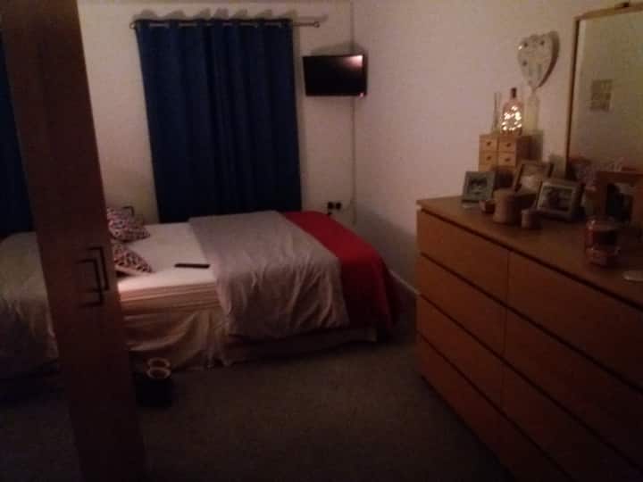 Dormitorio principal con cama tamaño king y baño privado