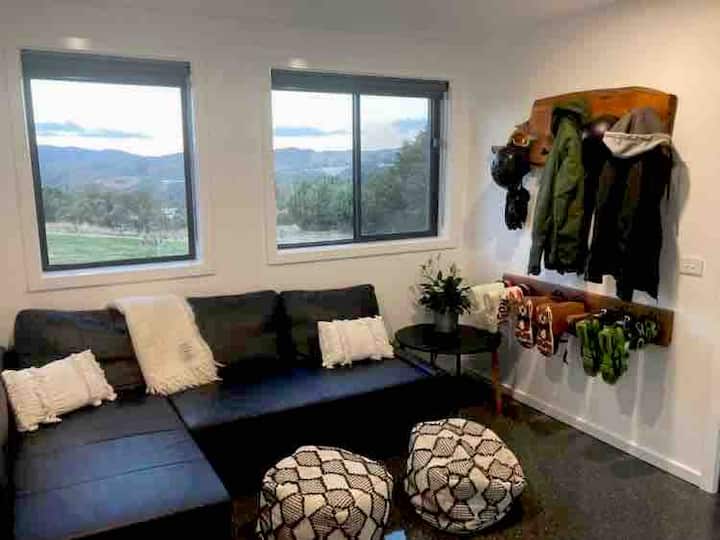 Chumba cha jua kilicho na rafu ya koti na hifadhi ya buti.