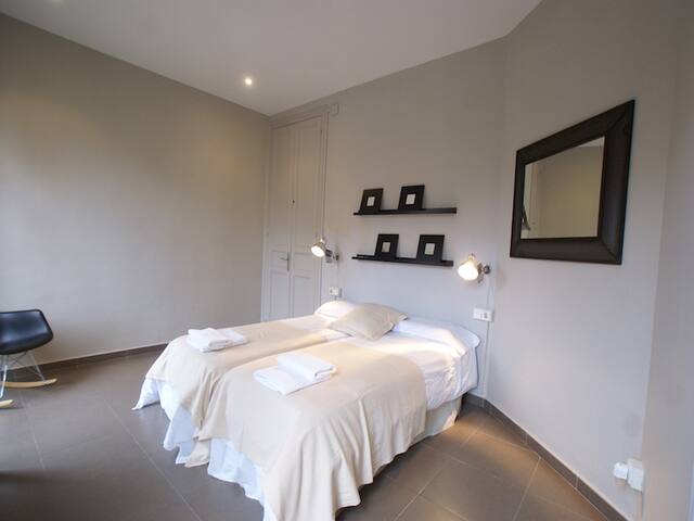 Apart. Familiar en Bcn Centro para 10 personas. gallery image 4