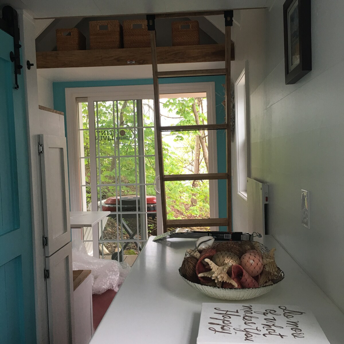 Поглед од кујната со поглед кон лизгачката стаклена врата 