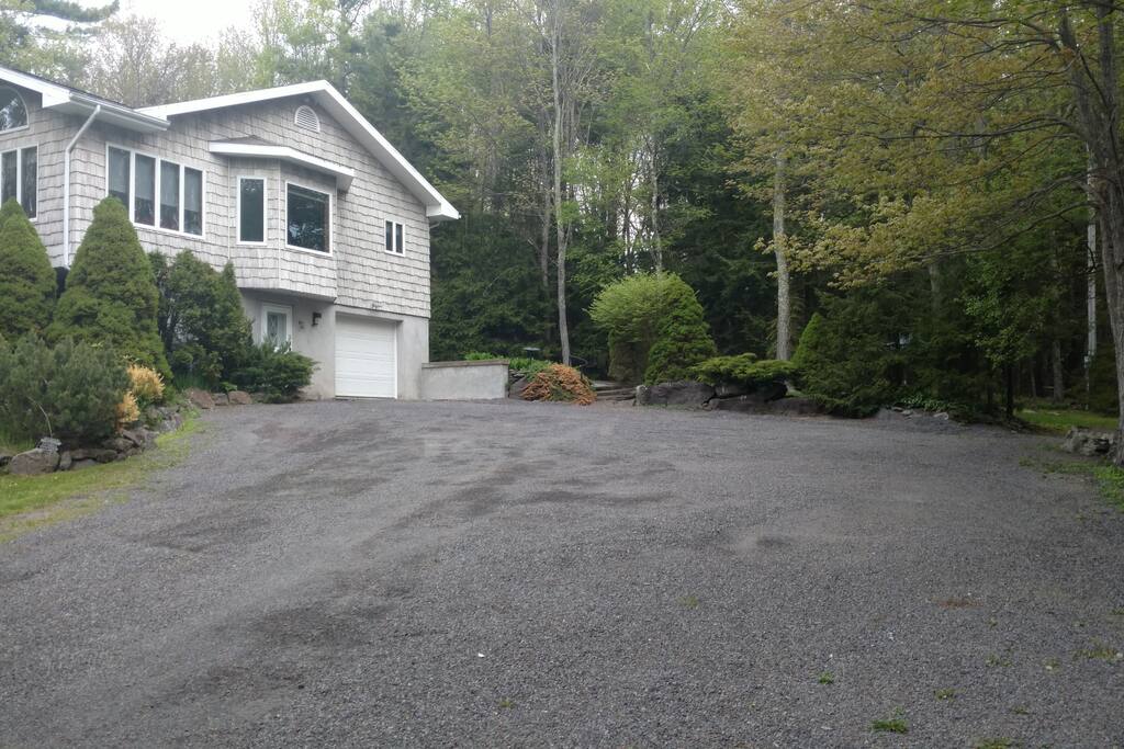 Large driveway accomodates 6 cars easily
