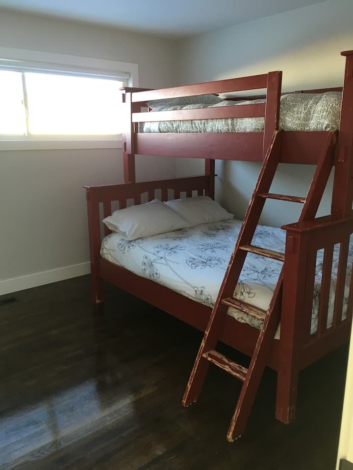 Chumba cha kulala #3 na pacha juu ya vitanda kamili vya ghorofa 