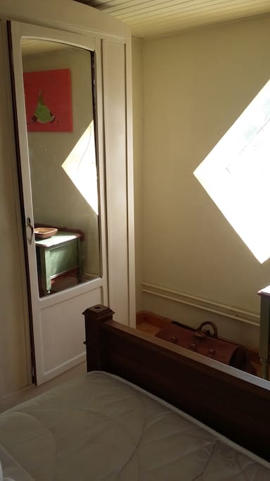 speelse lichtinval, een vrolijke kamer