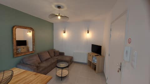 Successful Airbnb property: Apartment with terrace in the historic center in L'isle Sur La Sorgue