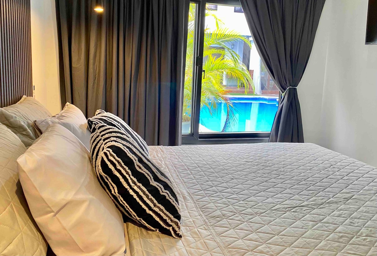 C'est une très belle chambre avec une télévision intelligente.
lit Queen avec rideaux sombres et une fenêtre donnant sur la piscine. 
placard avec crochets pour guider les vêtements. vous allez adorer.