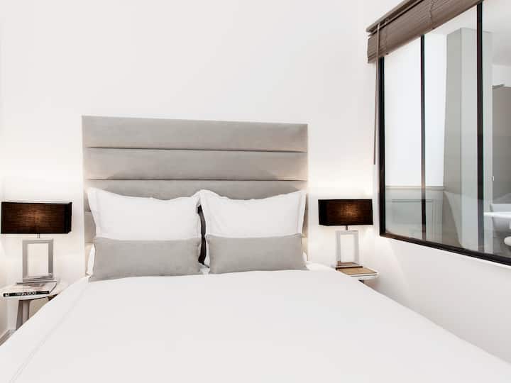 SQ : Dhoma e gjumit e dytë me krevat dopio, çarçafë dhe hapësirë pune/ 
FR: Dhoma e gjumit e dytë me krevat dopio, shtroja dhe hapësirë pune
