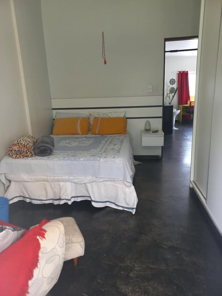 Dhomë gjumi me kuti të dyfishtë king me ballkon
* Kafshët janë të ndaluara të ngjiten në krevate