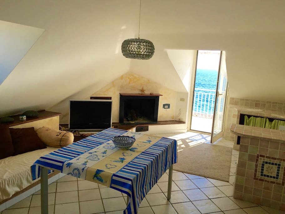 Vista mare dall'interno della casa.