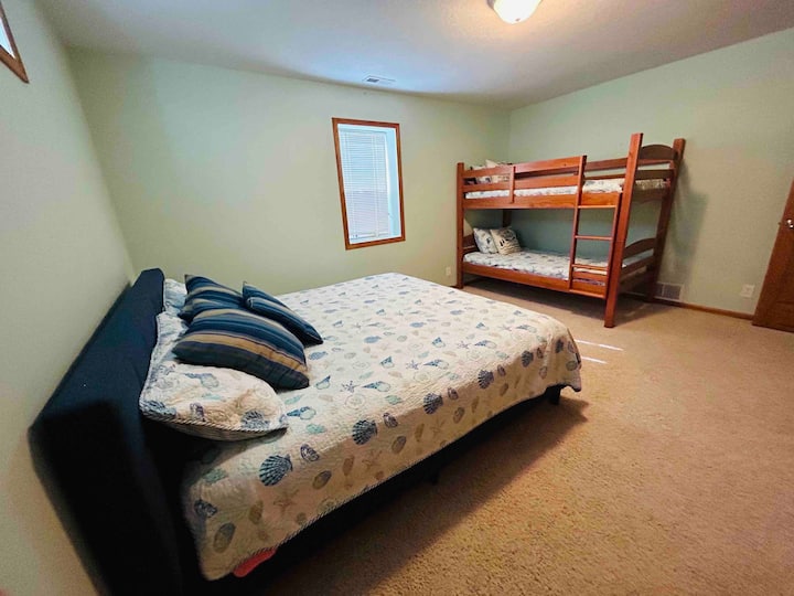 Bedroom 5
1 king 2 twins