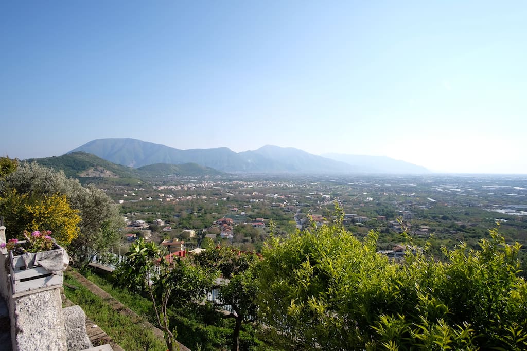 La Piana del Sarno dalla Villa - i Monti Lattari, Capo Sorrento e Capri sullo sfondo