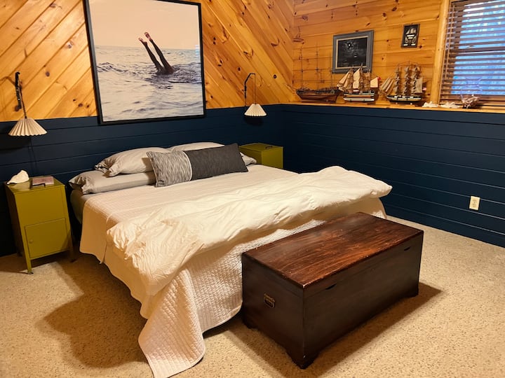 Chumba cha kulala cha kiwango cha chini. Kitanda cha mfalme. Pack-n-play.