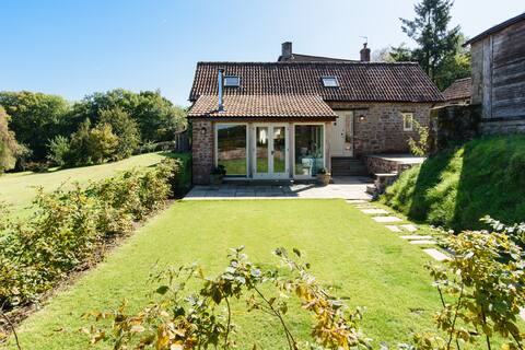 Luxurious spacious cottage with awesome views !