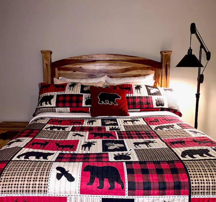 Queensize-Bett im zweiten Schlafzimmer