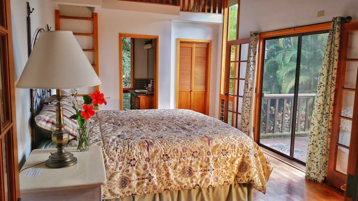 Makai Bedroom Suite mit komplettem Bad, Loft mit Queensize-Bett und privater Veranda mit Meerblick