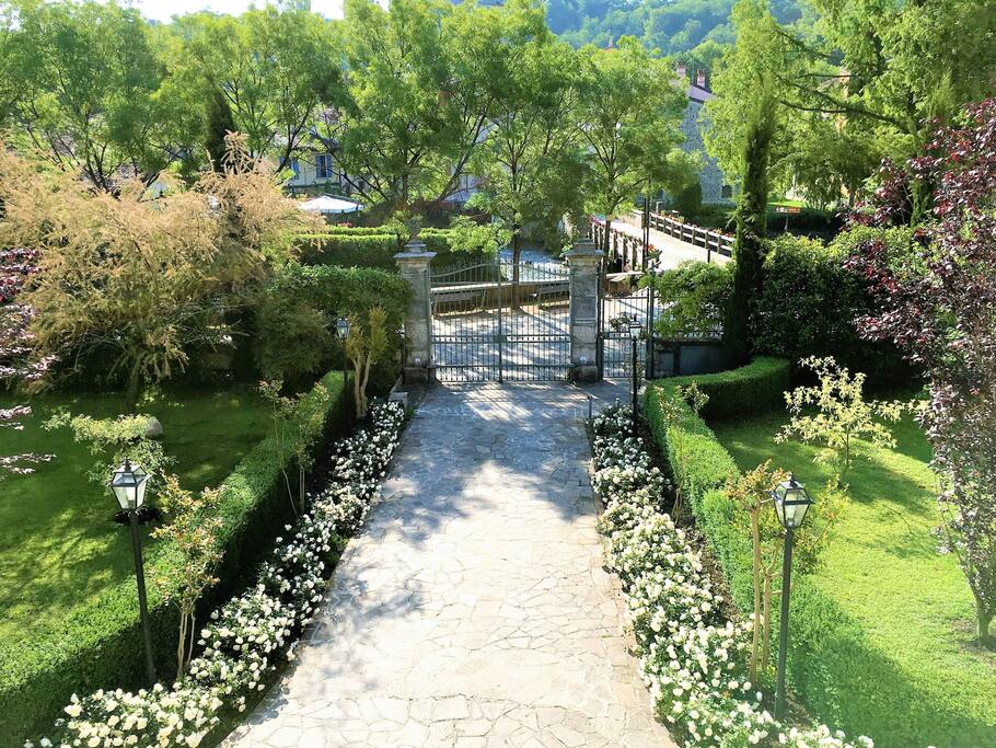 Il viale d'ingresso