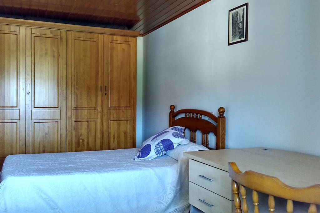 Habitación tercer piso con cama de 1,15+ mesa de escritorio