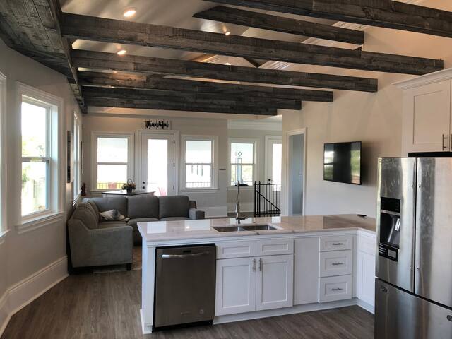 Penthouse Walking Distance to St Charles streetcar gallery image 4