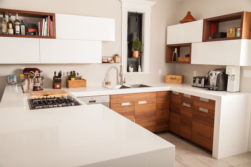 cuisine tout équipée avec appareils de qualité : cuisinière au gaz, lave-vaisselle, machine expresso, batterie de cuisine...