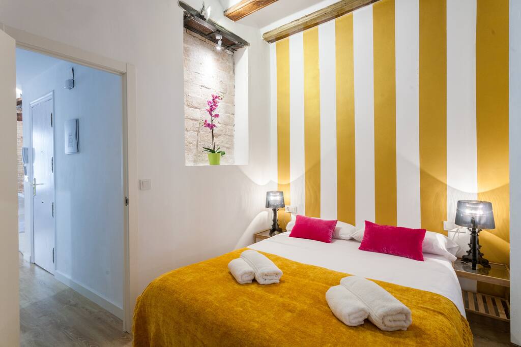Dormitorio con vigas , Balcon y ventana pintado con rayas de Oro