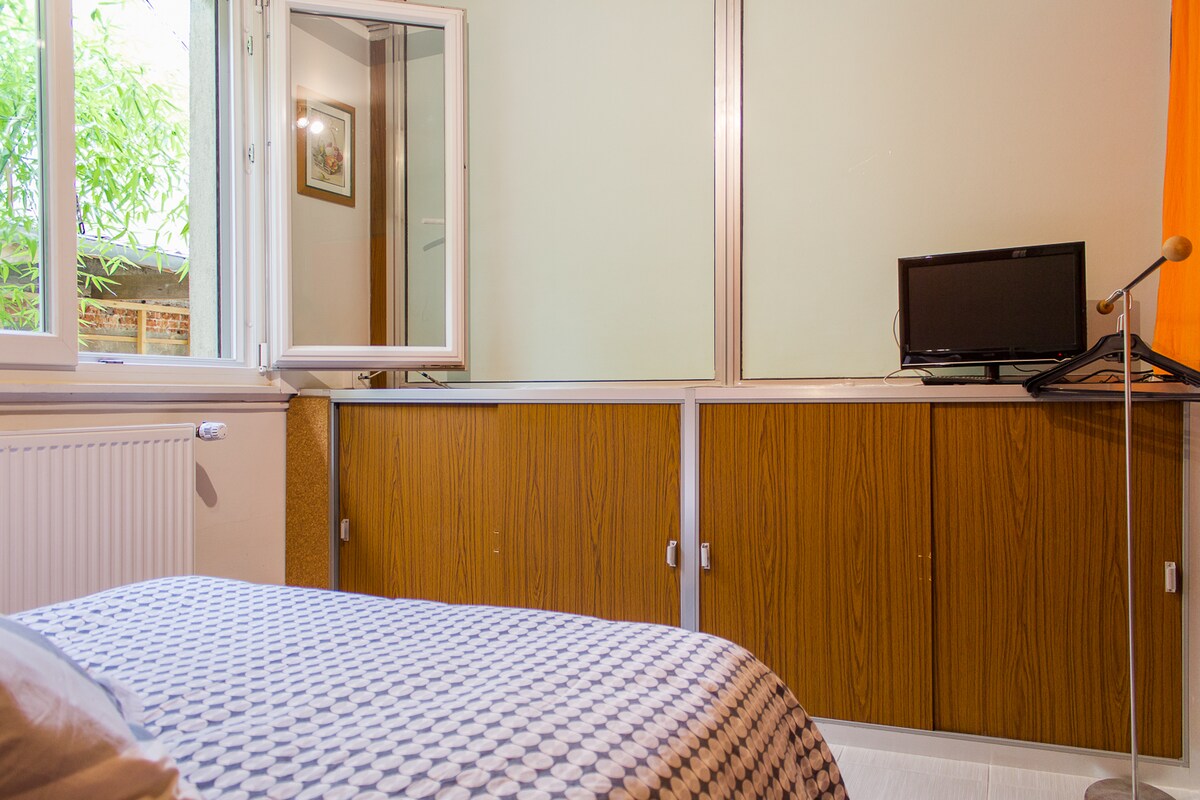 غرفة نوم صغيرة في الطابق الأرضي