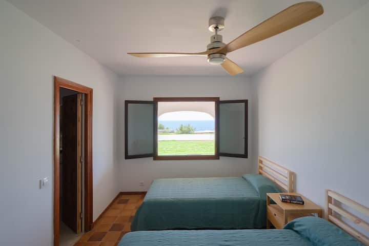 Soba s 2 kreveta za 1 osobu od 90 cm, vlastitom kupaonicom i vrtom te pogledom na more. Stropni ventilator s daljinskim upravljačem za svjetlo i 3 brzine.