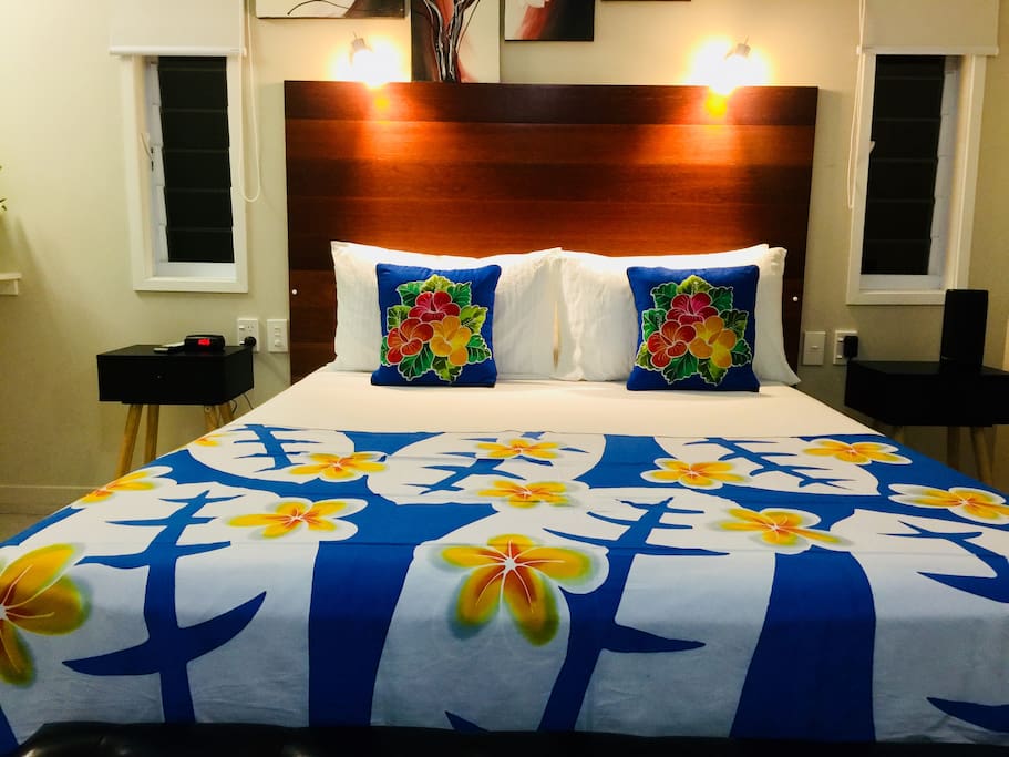 Tropical decor and a super comfy bed