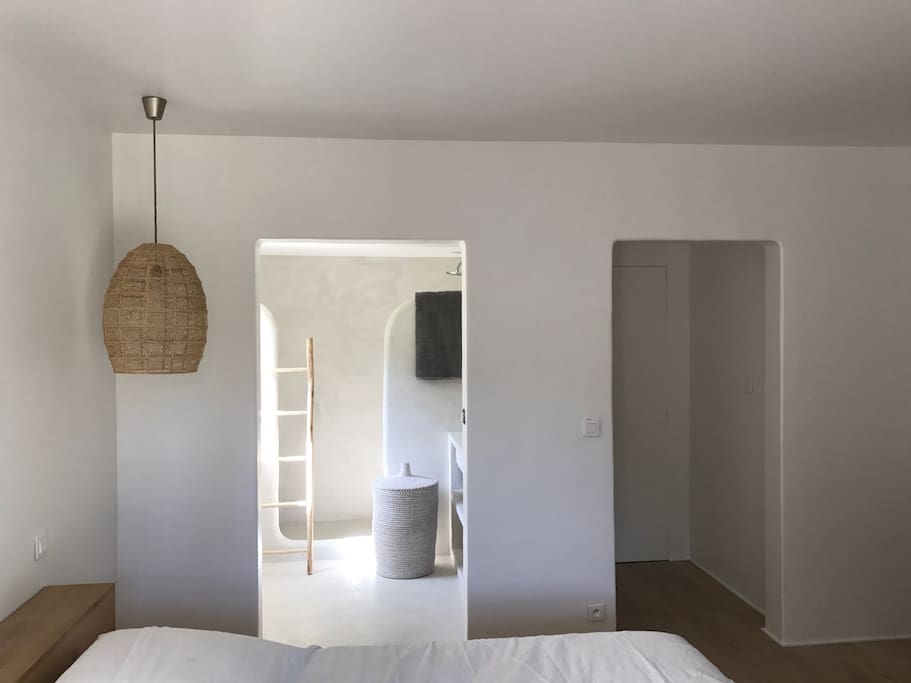 Premiere chambre parentale avec lit king size et sa douche italienne avec 2 vasques