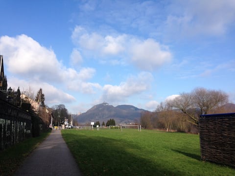 Romantisches Häuschen am Rhein in Remagen bei Bonn