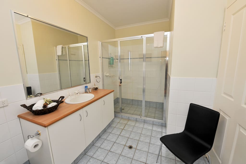 ensuite bathroom with towels and toileteries supplied