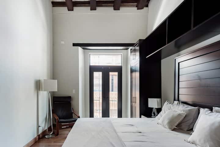 3号卧室，配有特大号床、空调和套内卫生间。 俯瞰Calle Isabel La Católica的阳台