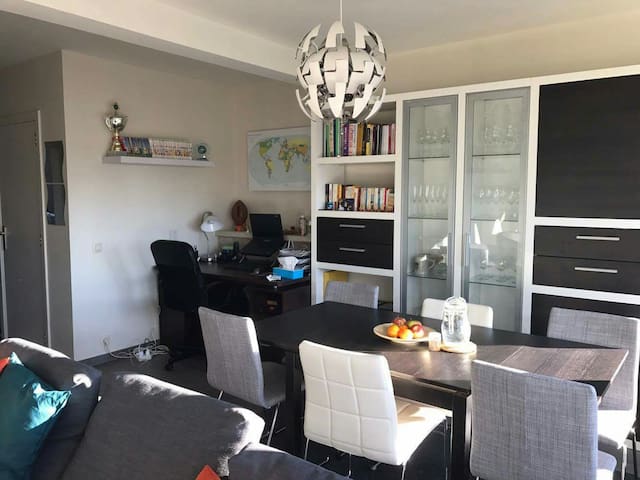 Room close to the city center & airport