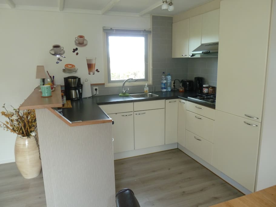keuken met alle apparatuur incl vaatwasser.
