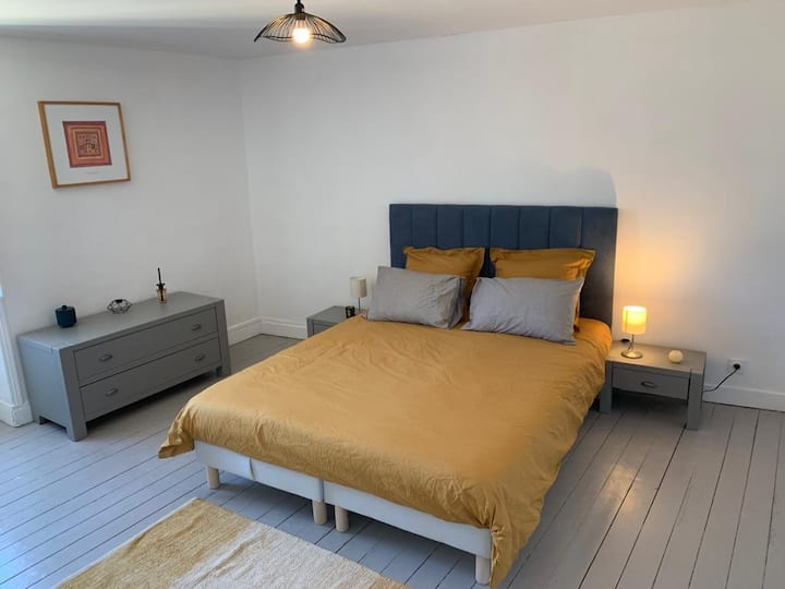 Dhomë gjumi në katin e 2-të me një krevat 160 x 200