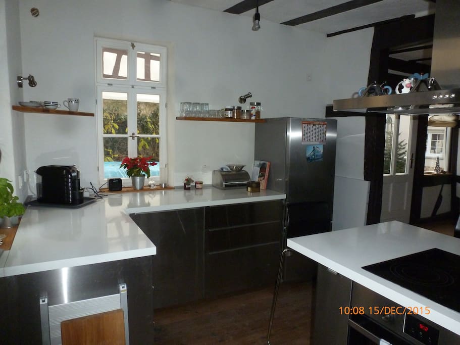 Küche mit Spülmaschine, Kühlschrank, Herd
