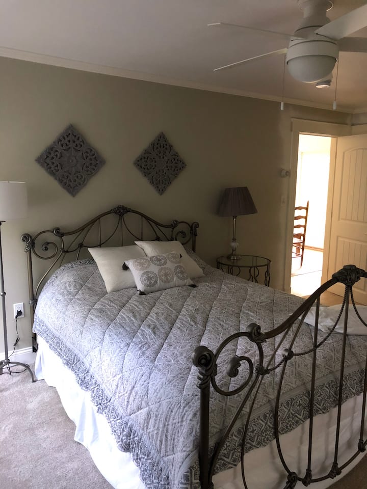 Спална соба 1 брачен кревет (широк 150-179 см)