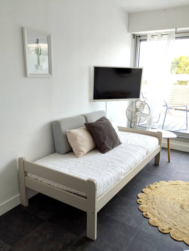 سرير فردي 90 × 200 سم
والتي يمكن استخدامها كأريكة 