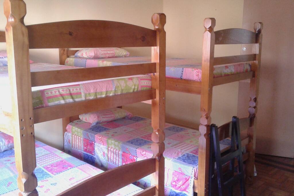 Quarto compartilhado para até 5 pessoas.