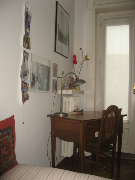 - CAMERA DA LETTO n° 1. Scrivania
- BEDROOM n° 1. Desk